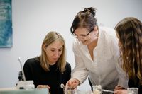 Drei Personen bei einem Naturkosmetik-Workshop in D&uuml;sseldorf konzentrieren sich darauf, gemeinsam eine Gesichtscreme aus Bio-&Ouml;len und ausgew&auml;hlten Zutaten herzustellen.